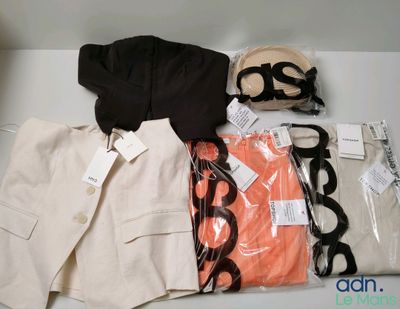 une pile de vêtements posée sur une table
