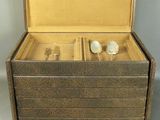 une boîte avec une montre à l'intérieur sur une table