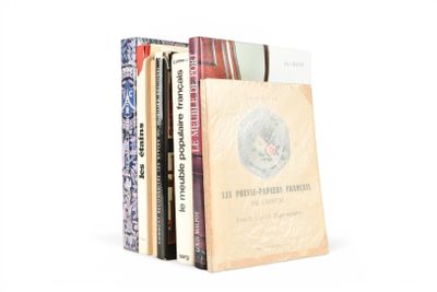 plusieurs livres sont empilés sur une surface blanche