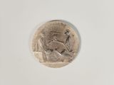 une pièce d'argent sur laquelle figure une femme