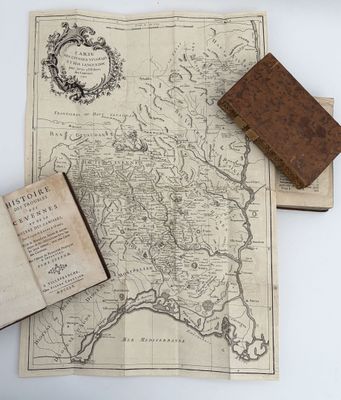 une vieille carte des États-Unis sur laquelle est posé un livre