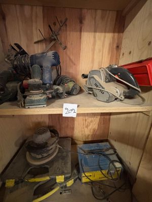 une étagère sur laquelle sont posés de nombreux outils