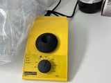 une bouteille d'alcool posée à côté d'un mixeur sur un plan de travail