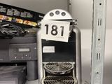 une machine à café posée sur une étagère