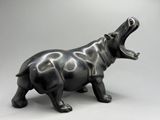 une statue représentant un rhinocéros la gueule ouverte, la gueule grande ouverte