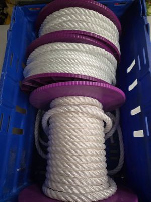une corde blanche dans une caisse bleue munie de poignées violettes