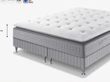 un gros plan d'un matelas sur fond blanc, avec ses dimensions