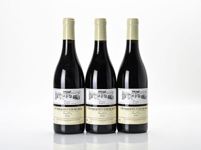 trois bouteilles de vin posées sur une table l'une à côté de l'autre