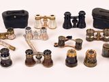 de nombreux objets en laiton et en verre de toutes sortes, disposés sur un fond blanc