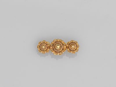 une paire de boucles d'oreilles à clip en or
