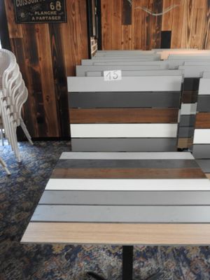 un banc en bois posé devant une table