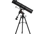 un télescope posé sur un trépied, sur fond blanc