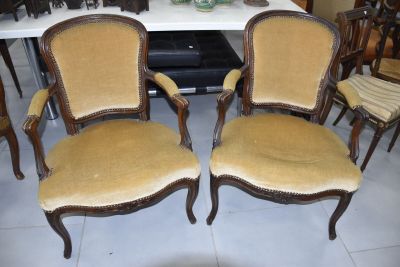 Paire de fauteuils " en cabriolet " en noyer.