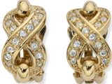 une paire de boucles d'oreilles dorées ornées de cristaux