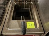 une photo d'une friteuse professionnelle dans une cuisine professionnelle