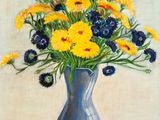 un tableau représentant un vase bleu contenant des fleurs jaunes et bleues