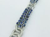 un gros plan d'un bracelet orné de pierres bleues