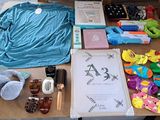 une table sur laquelle se trouvent de nombreux objets