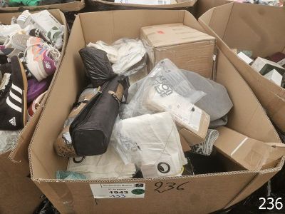 de nombreuses boîtes contenant des objets qui sont empilées les unes sur les autres