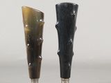 deux vases posés l'un à côté de l'autre sur une table
