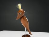 sculpture en bois représentant un oiseau avec une crête jaune sur la tête