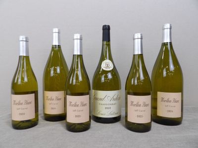 six bouteilles de vin sont alignées sur une table