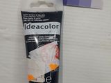 un gros plan sur un tube de peinture posé sur une table