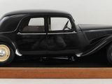 une maquette de voiture noire posée sur un socle en bois