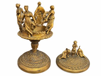 figurines en laiton représentant un groupe de personnes assises sur un socle