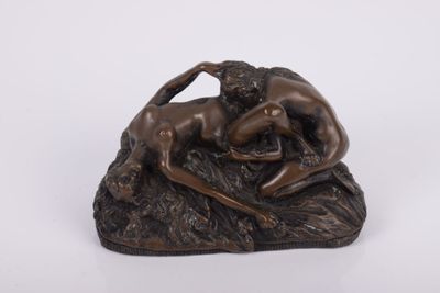 statue en bronze représentant un homme et une femme en train de lutter sur un rocher