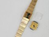 une montre en or avec un cadran en or et un bracelet en or