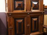une armoire en bois surmontée d'un miroir