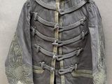une veste militaire grise avec des passementeries dorées et des boutons, suspendue à un cintre
