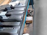 une table sur laquelle sont posées plusieurs pièces métalliques