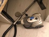 a vacuum that is sitting on the floor next to a bag