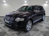 une photo d'un SUV Mercedes noir garé dans un garage