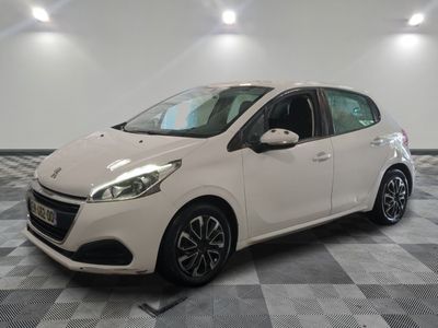 la voiture blanche est garée sur un sol en damier dans le garage