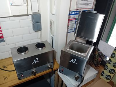 deux machines posées sur une table en bois