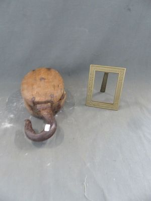 une photo représentant une tête d'éléphant et un miroir posés sur une table