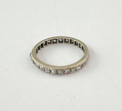 une bague en or blanc sertie de diamants