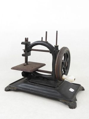 une vieille machine à coudre posée sur une table