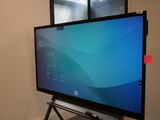 un téléviseur à écran plat posé sur un support dans une pièce