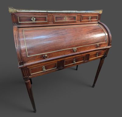 un bureau ancien à deux tiroirs et doté d'un plateau en marbre