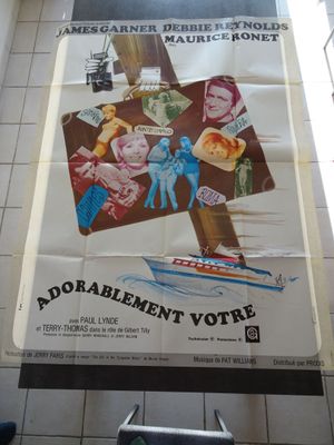 une grande affiche accrochée au mur de toilettes publiques