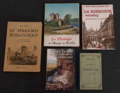 Plusieurs livres sont posés sur une table recouverte d'une nappe noire.