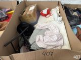 une boîte en carton remplie de vêtements et d'autres objets