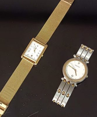 une image montrant deux montres posées l'une à côté de l'autre sur une table