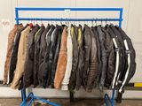 beaucoup de vestes suspendues à un portant dans un garage