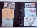 un classeur noir sur lequel figurent de nombreux timbres différents