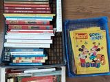 de nombreux livres pour enfants dans les bacs posés par terre